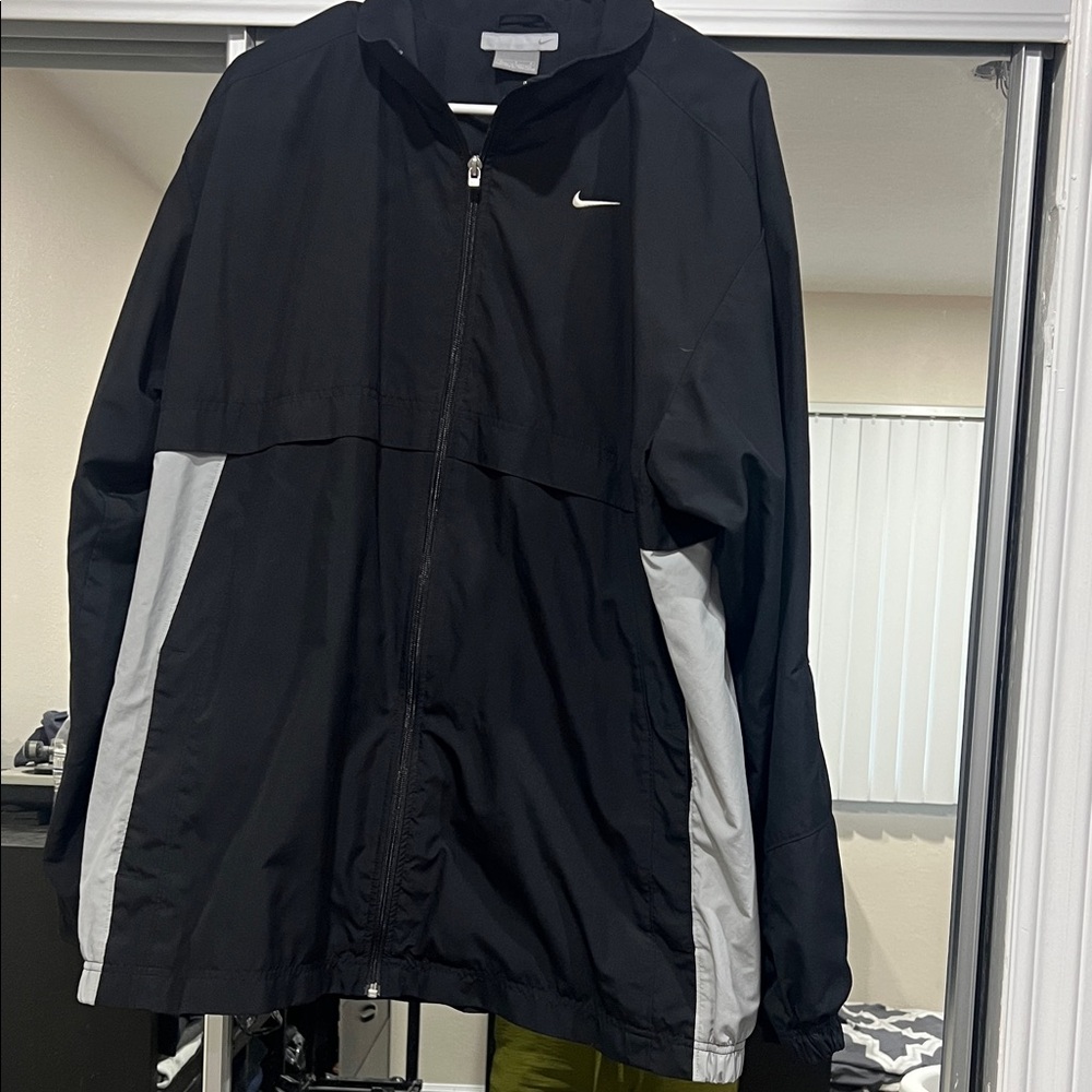Nike Men's Black and White Windbreaker